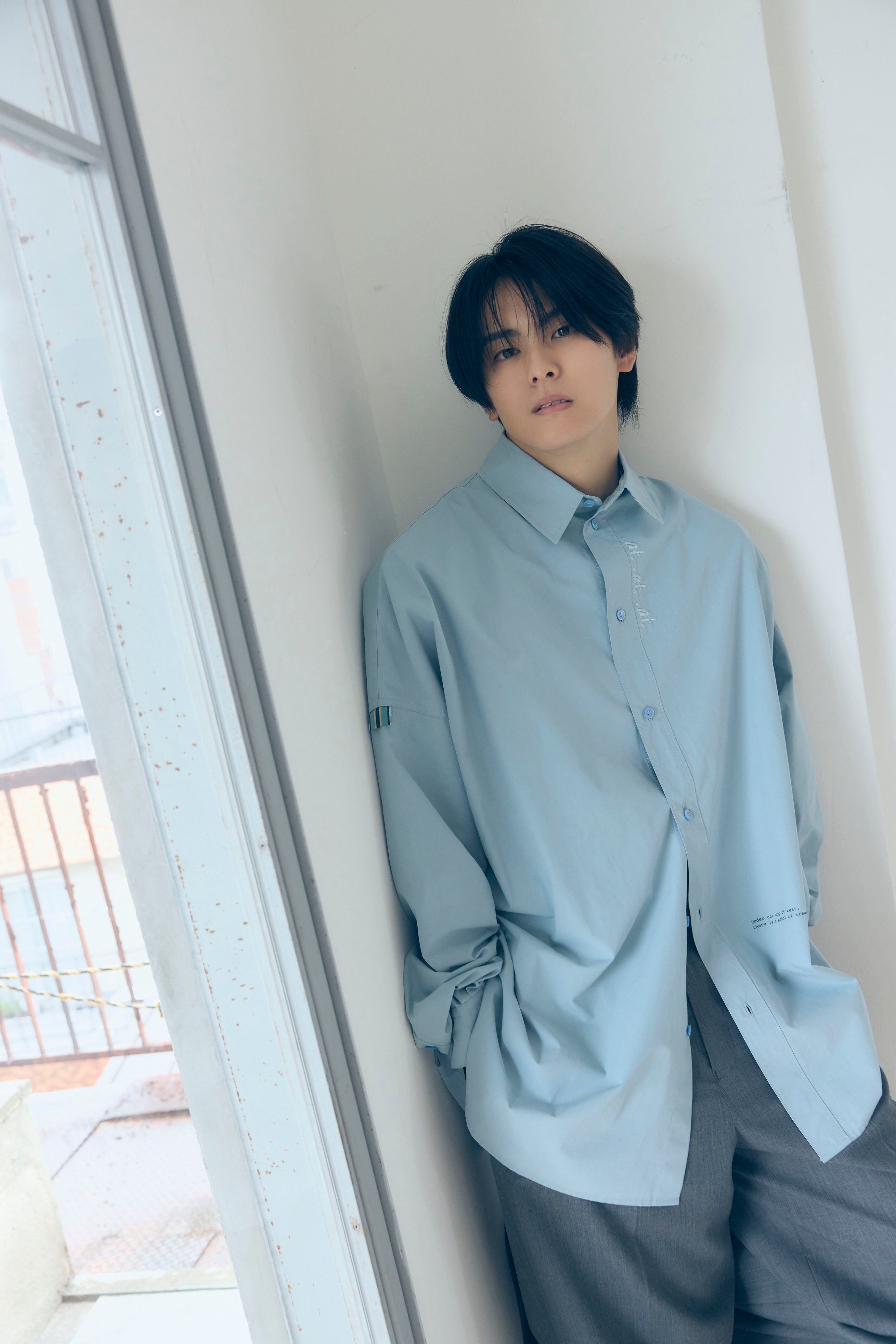 .at-Stripe Tape Oversize Message Print Shirt - Dustyblue