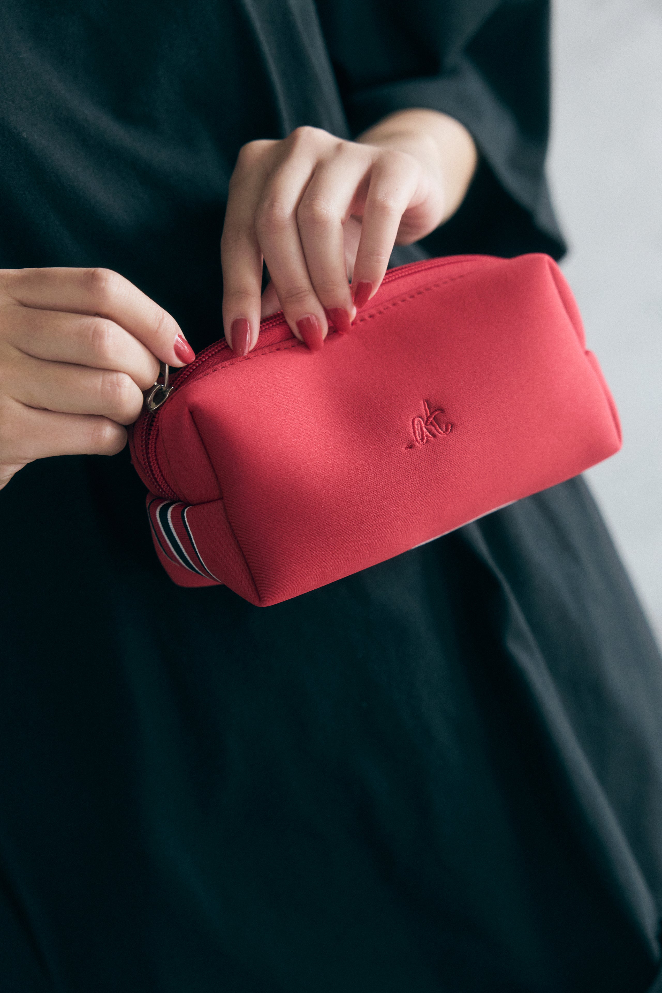 【数量限定】.at-Stripe Tape Square Pouch M - Red