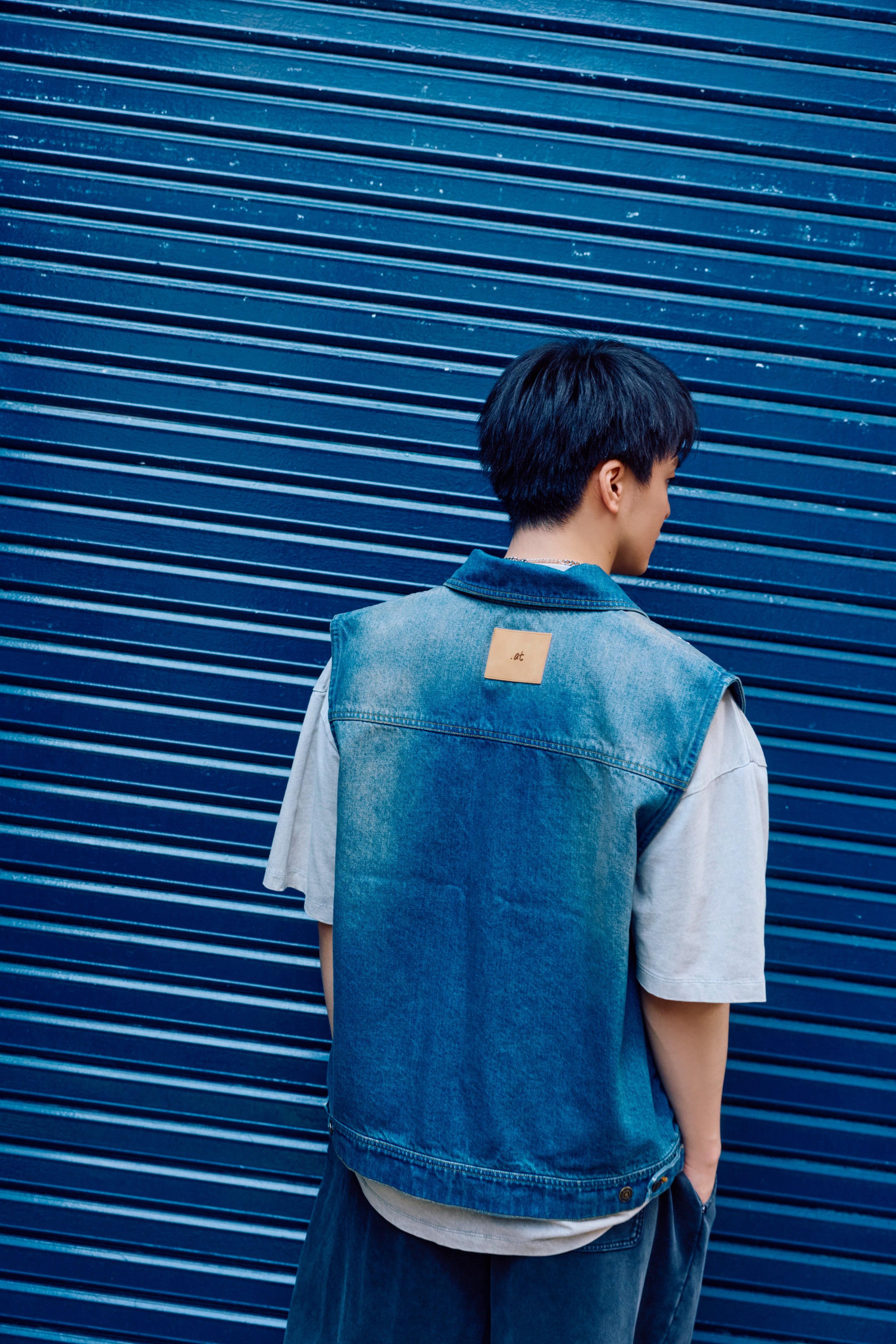 .at - Sleeveless Denim Jacket - Wash Indigo